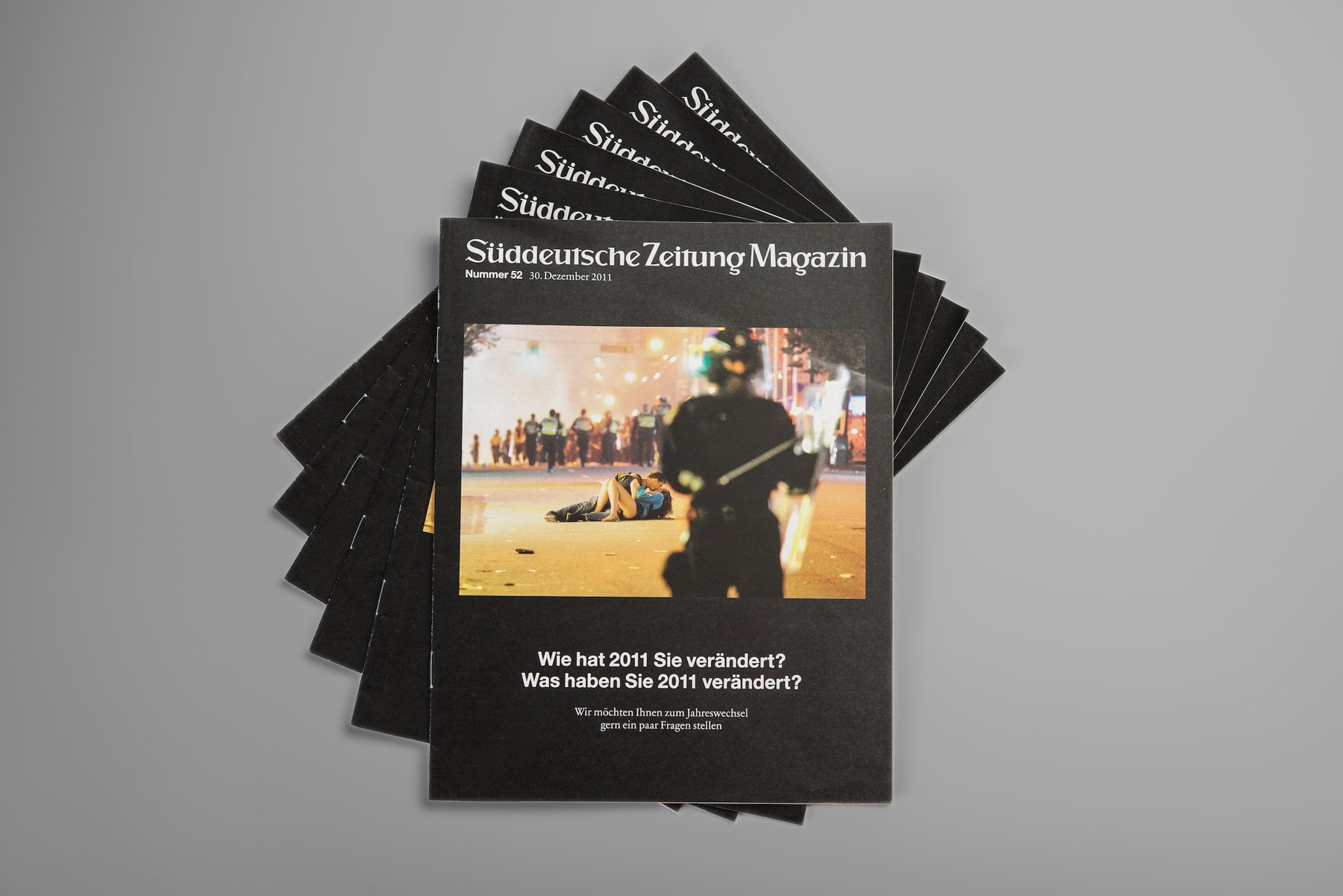 Gestapelte Jahresausgaben des Süddeutsche Zeitung Magazins