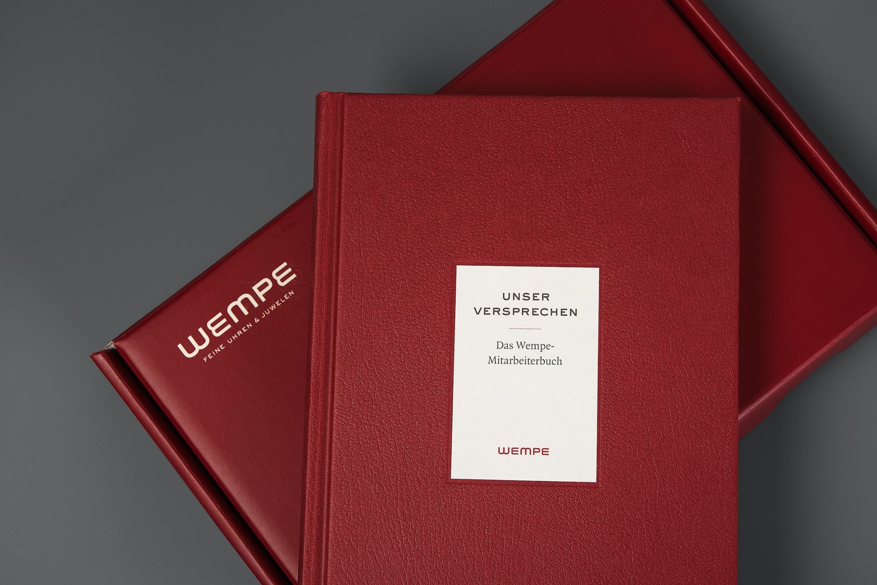 Rotes Wempe Mitarbeiterbuch „Unser Versprechen“ mit Einbandprägung
