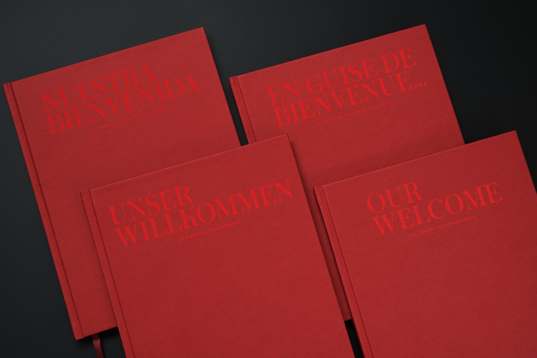 Rote Ausgaben des Wempe Kundenbuchs „Unser Willkommen“